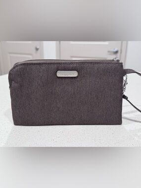 Baggallini RFID Blocking Wristlet Wallet Phone Case - Heathered Charcoal